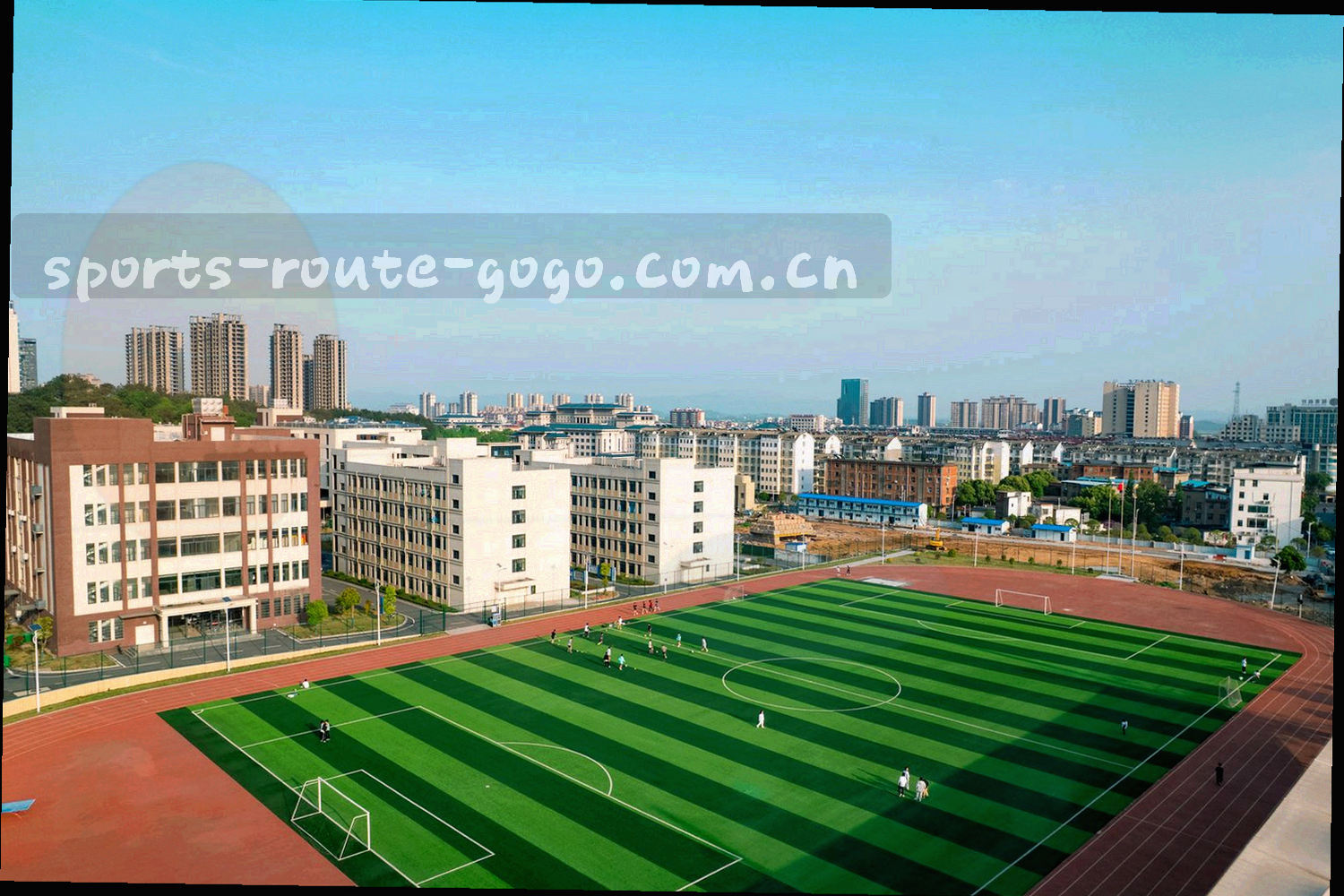 重庆城市体育场馆夜景，看台灯带与跑道轮廓在夜色中亮起